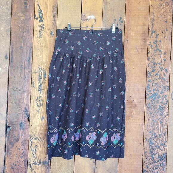 Vintage Closely Knit Skirt with Boho Print throughout - Picture 6 of 14